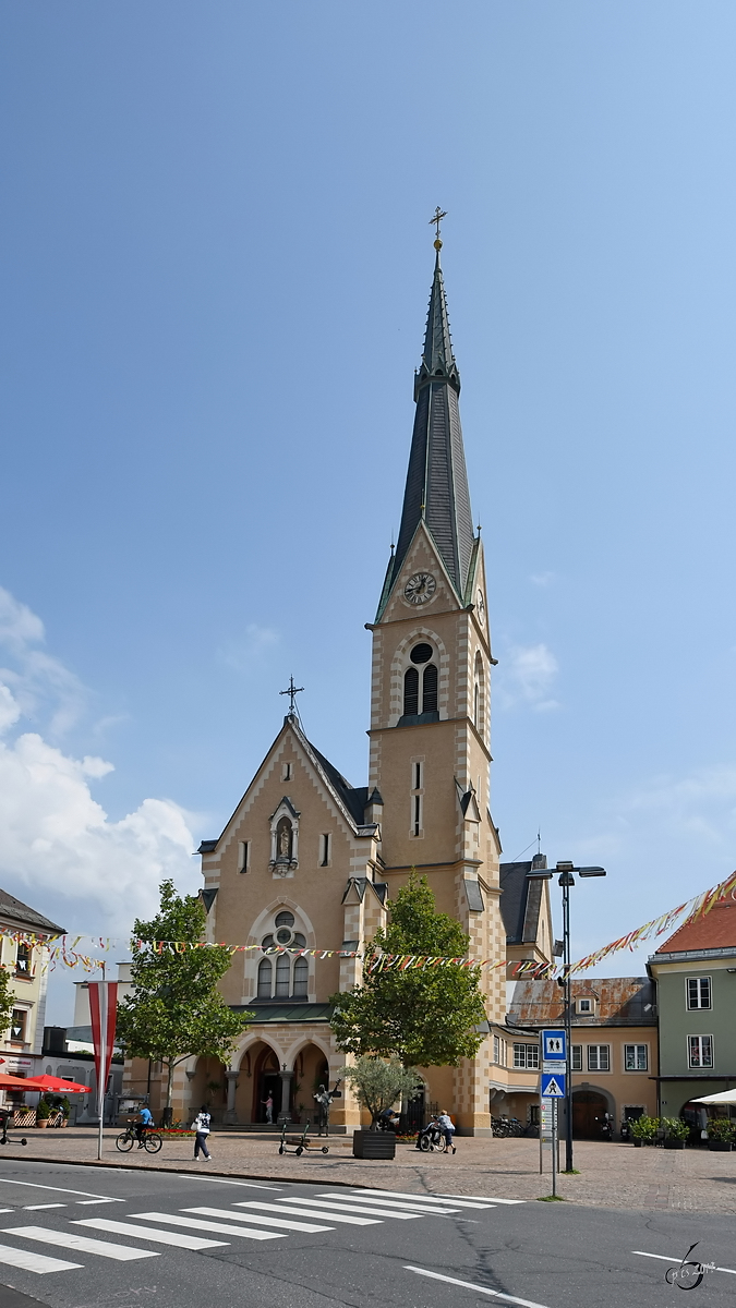 Die im neugotischen Stil erbaute Kloster- und Pfarrkirche St. Nikolai mit angeschlossenem Franziskanerkloster. (Villach, August 2019)
