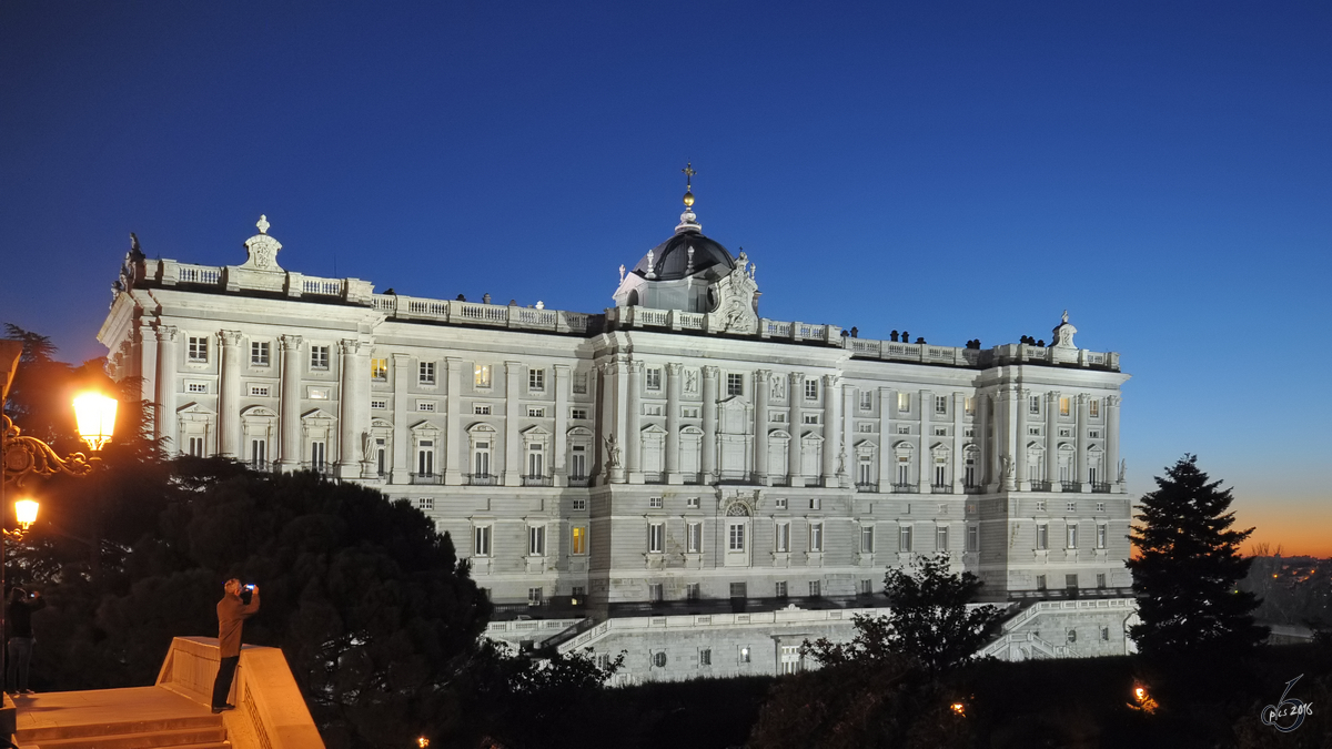 Die Nordseite des Kniglichen Palastes, die offizielle Residenz des spanischen Knigshauses. (Dezember 2010)
