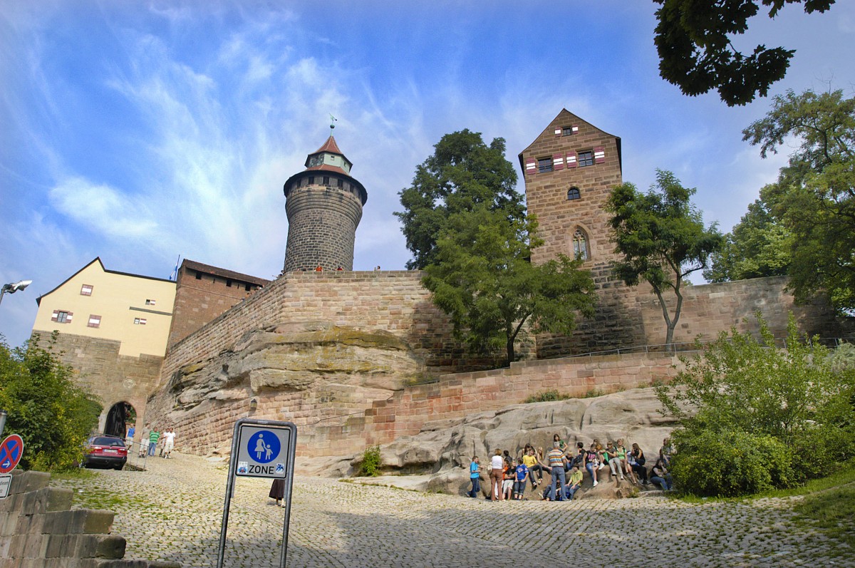 Die Nrnberger Burg. Aufnahme: Juli 2008. Frheste bauliche Spuren stammen aus der Zeit um 1000. Nach den schweren Beschdigungen im Zweiten Weltkrieg wurde die Burganlage in historischen Formen wiederaufgebaut. 
