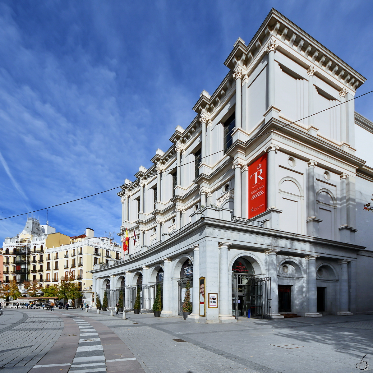 Die stliche Fassade des kniglichen Theaters (Teatro Real), welches 1850 in Anwesenheit von Knigin Isabella II. erffnet wurde. (Madrid, November 2022)