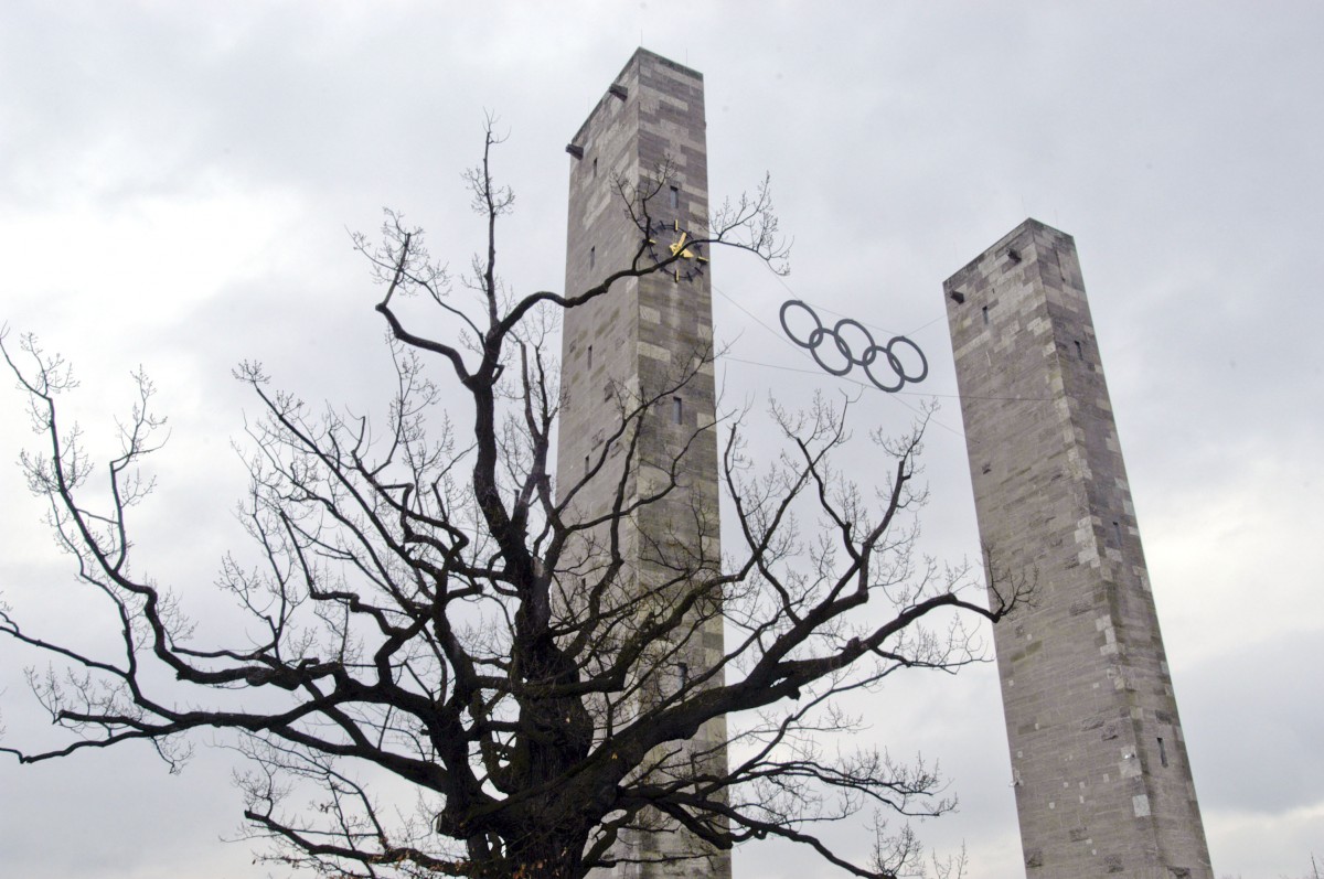 Die Olympischen Ringe am Berliner Olympiastadion. Aufnahme: April 2007.
