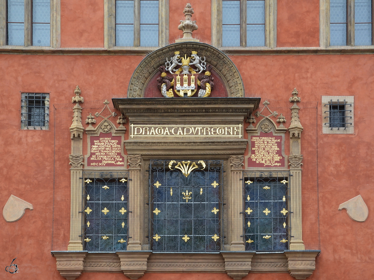 Die opulent gestaltete Fensterfassade am Altstdter Rathaus in Prag. (September 2012)