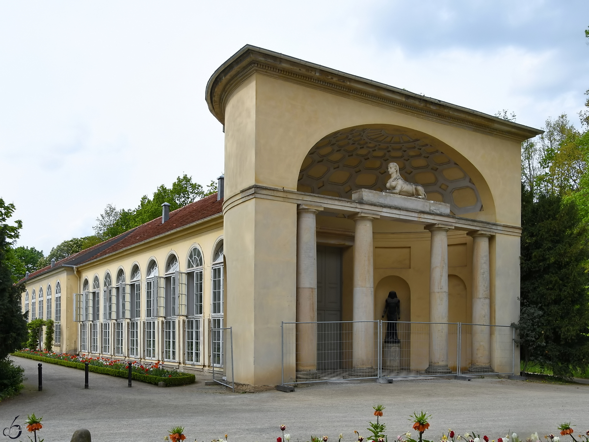 Die Orangerie mit ihrem gyptischen Portal an der Ostseite wurde 1791 bis 1793 im Neuen Garten Potsdam erbaut. (April 2018)