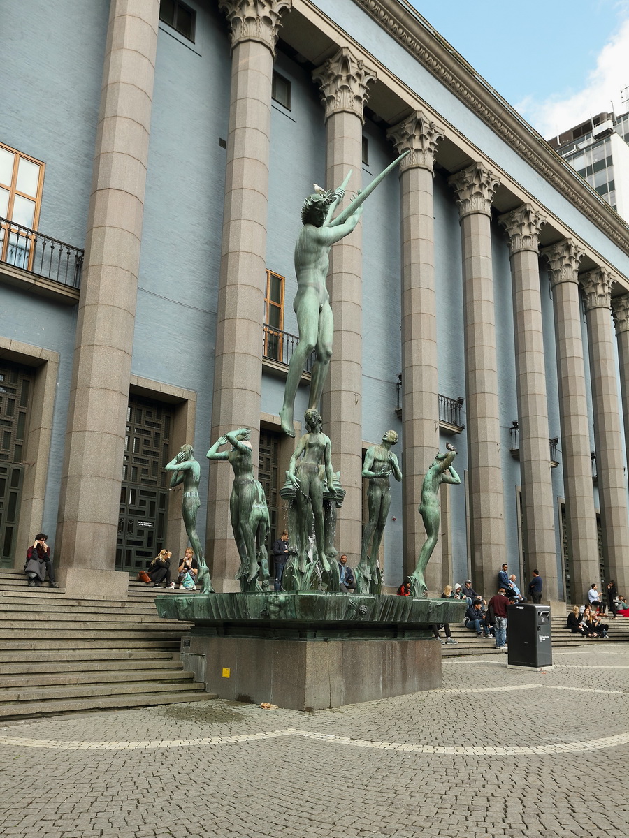 Die Orpheus-Gruppe (Orpheus-Brunnen) von Carl Milles vor dem Stockholmer Konzerthaus, gesehen am 19. Juni 2016. 
