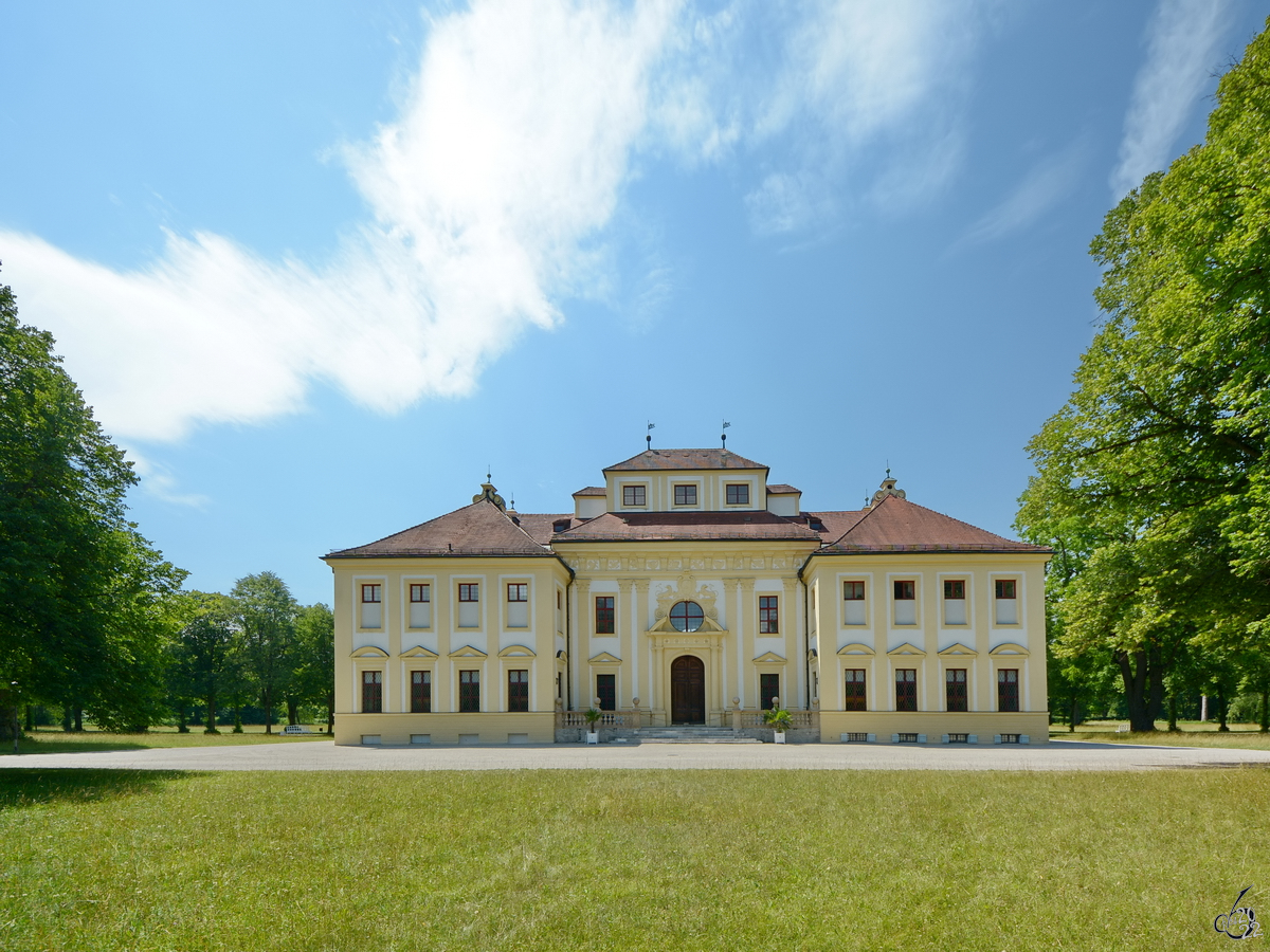 Die Ostfassade des hochbarocken Schlosses Lustheim, so gesehen Anfang Juli 2017 in Oberschleiheim.