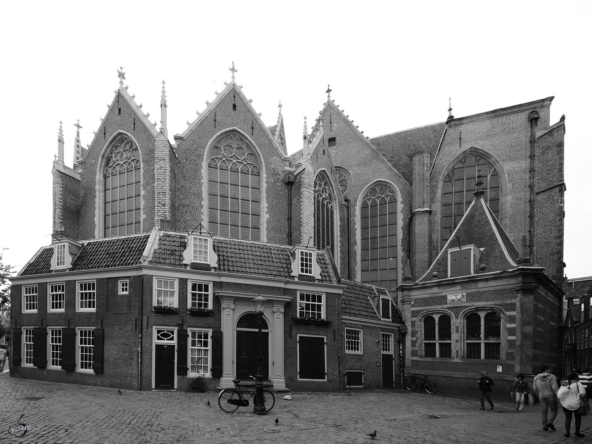Die Oude Kerk, zu deutsch  Alte Kirche  ist das lteste erhaltene Bauwerk in Amsterdam. (August 2012)