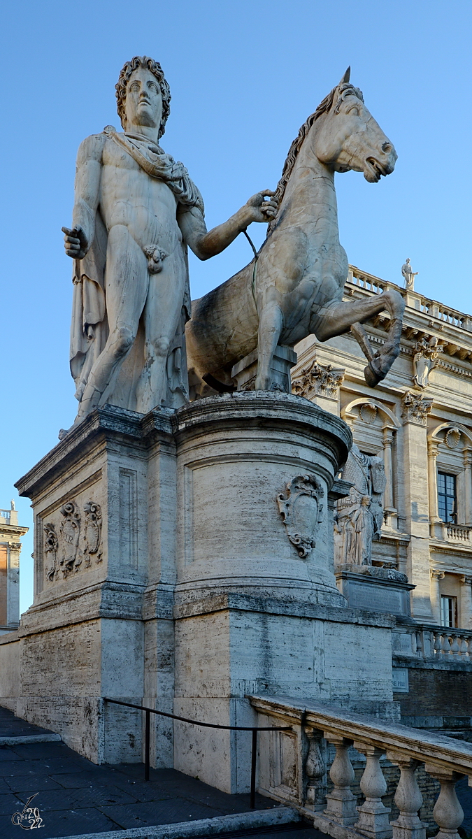 Die Pollux-Statue (Statua di Polluce) auf der Cordonata genannten Freitreppe zum Senatorenplatz in Rom. (Dezember 2015)