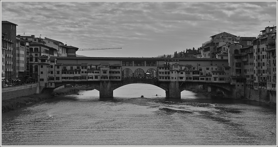 Die Ponte Vecchio die lteste Brcke von Florenz.Einst hatten viele Metzger ihre Lden auf der Brcke, da es praktisch war die Abflle direkt in den Fluss zu werfen. Einen Grossherzog 
strte der Geruch sehr und er verordnete 1540 das nur noch Goldschmiede auf der Brcke zugelassen werden, was bis heute eingehalten wird.
(19.04.2015)