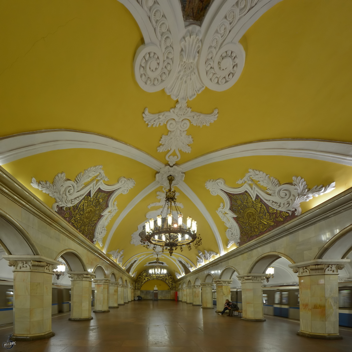 Die prachtvoll gestaltete Station Komsomolskaja der Metro in Moskau. (Mai 2016)