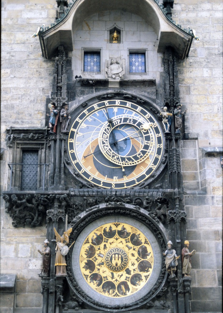 Die Prager Rathausuhr (tschechisch Prask orloj oder Staroměstsk orloj) ist eine weltweit bekannte astronomische Uhr aus dem Jahr 1410, die sich in Prag an der Sdmauer des Altstdter Rathauses befindet. Aufnahme: Juli 1990 (digitalisiertes Negativfoto).