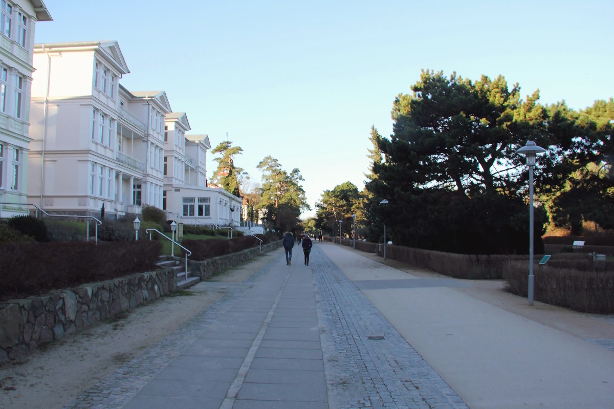 Die Promenade in Zinnowitz am 26. Dezember 2014 im Sonnenschein.