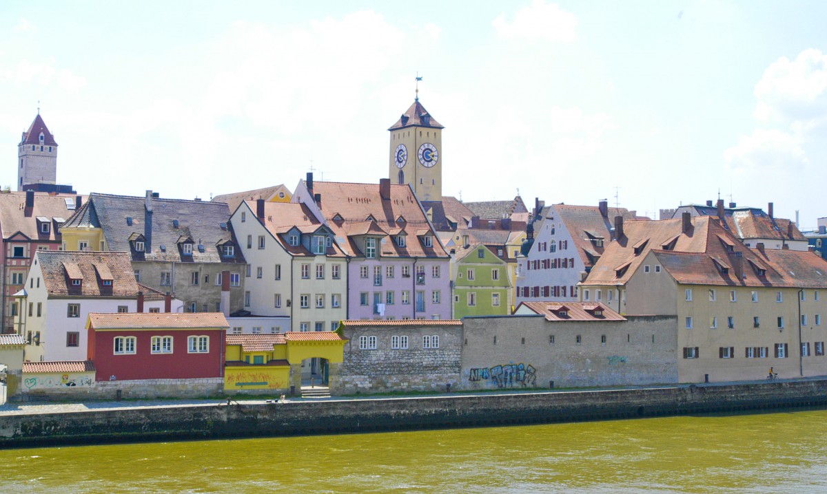 Die Regensburger Innenstadt von der Eisernen Brcke aus gesehen. Aufnahme: Juli 2008.