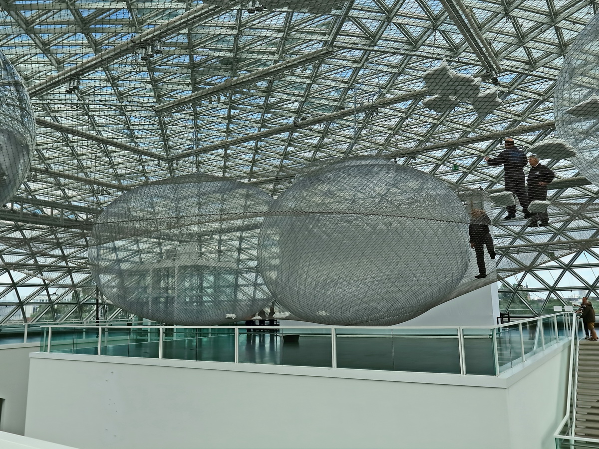 Die riesige Netzkonstruktion  in orbit  des Knstlers Toms Saracen. Juli   in der Kunstsammlung  K21 in Dsseldorf ist wieder begehbar, gesehen und betreten am 28. Juli 2017.