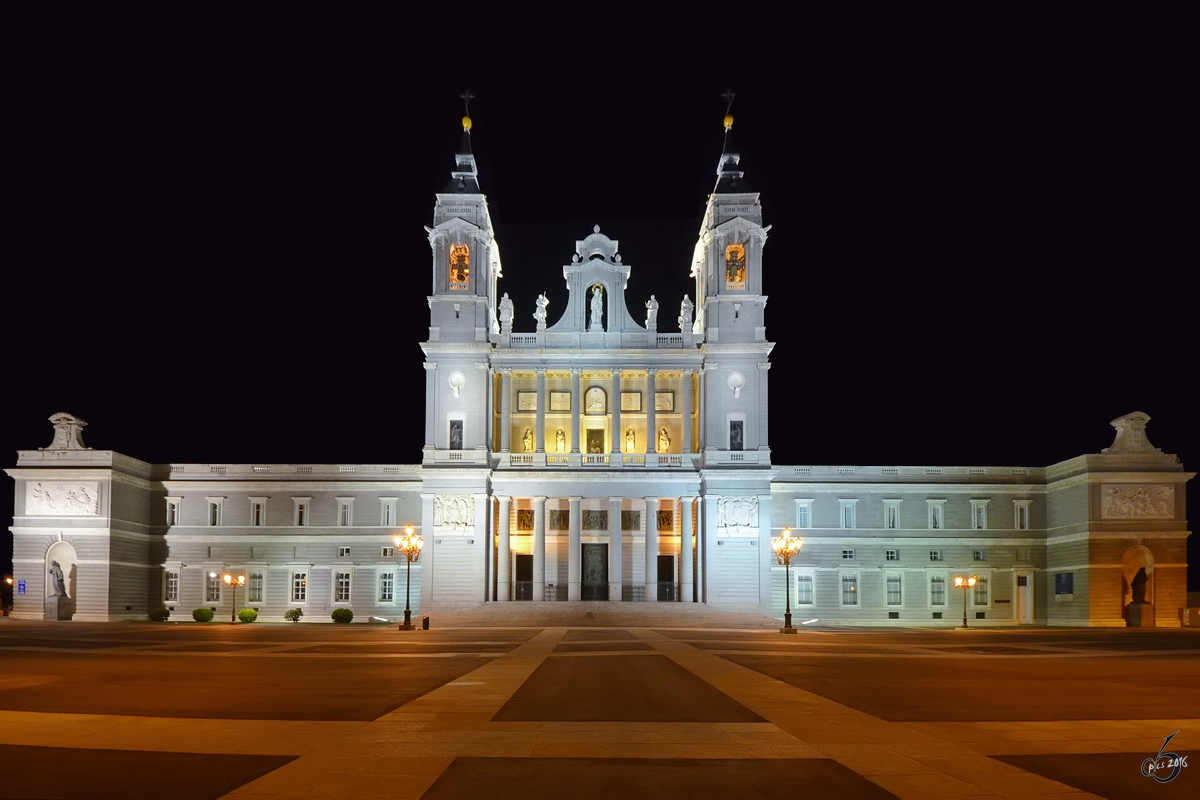 Die rmisch-katholische Almudena-Kathedrale in nchtlichen Madrid. (September 2011)