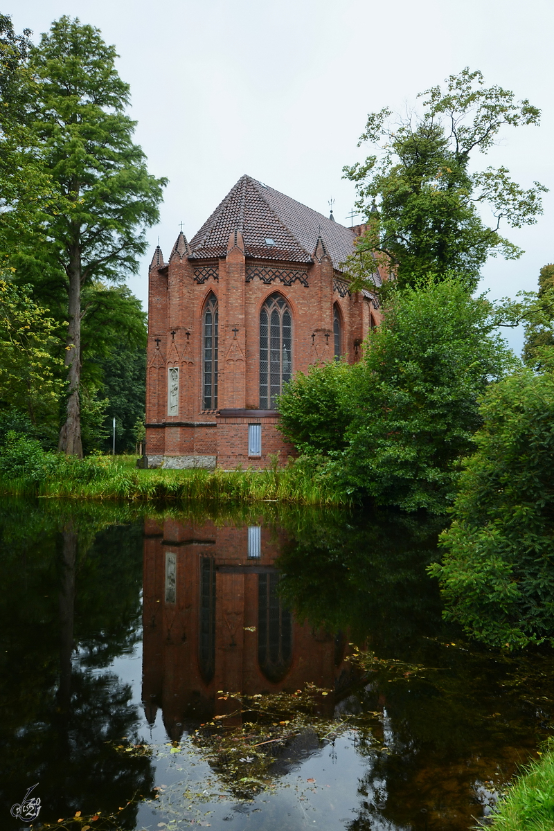 Die rmisch-katholische Kirche St. Helena & St. Andreas befindet sich westlich des Schlosses Ludwigslust auf einer knstlichen Insel. (August 2014)