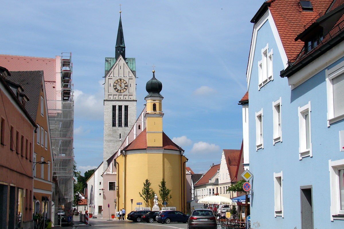 Die rmisch-katholische Pfarrkirche St. Laurentius und die St.-Anna-Kapelle in Neustadt an der Donau (3.8.2016)