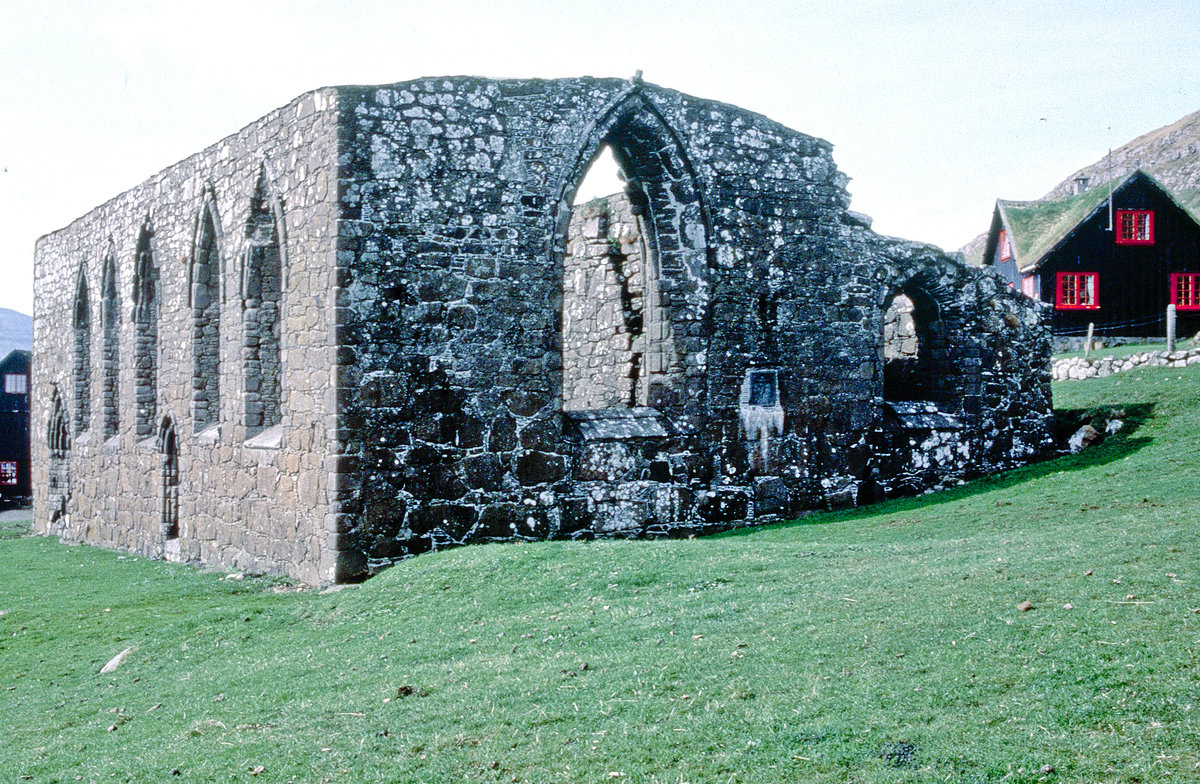 Die Ruine der Magnus-Katedrale in Kirkjubour auf der Frer. Bild vom Dia. Aufnahme: August 1995.