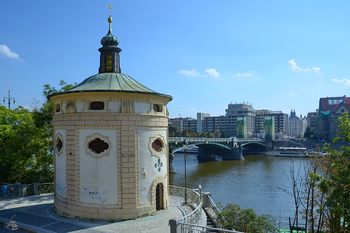 Die runde Kapelle der Heiligen Maria Magdalena wurde 1635 im frhbarocken Stil erbaut und befindet direkt an der Moldau. (Prag, September 2012)