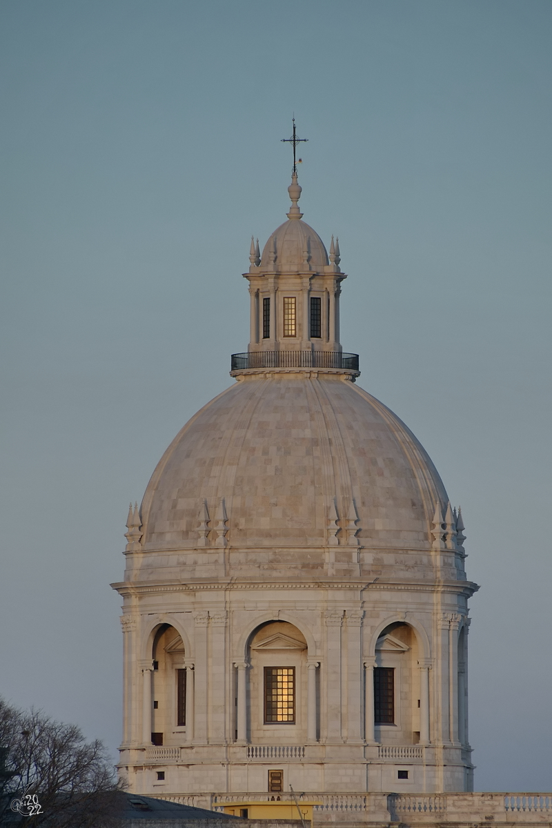 Die runde Kuppel der im 17. Jahrhundert erbauten barocken Kirche der heiligen Engrcia (Igreja de Santa Engrcia) in Lissabon. (Januar 2017)