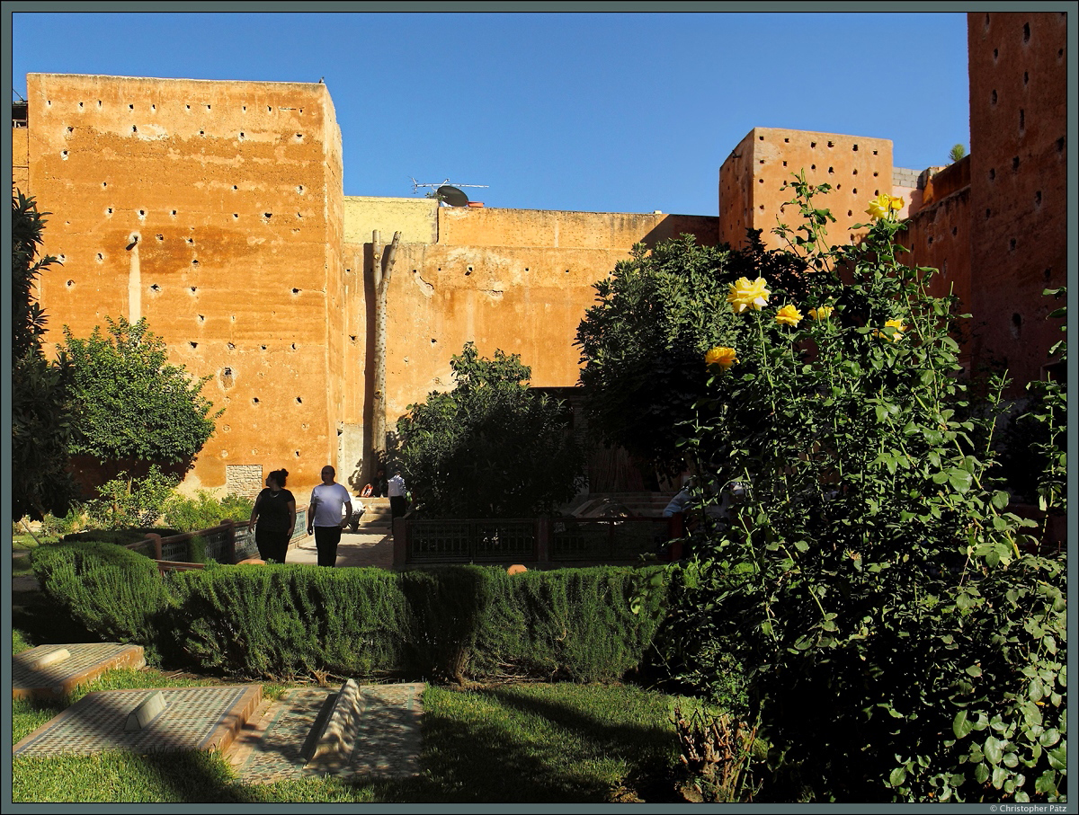 Die Saadiergrber sind unmittelbar an einer alten Stadtmauer gelegen. Im Innenhof befinden sich neben Rosen und Palmen auch mehrere kleiner Grber. (Marrakesch, 20.11.2015)