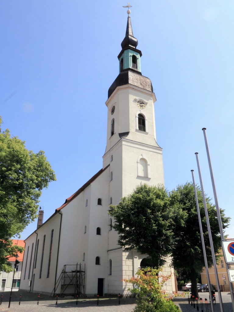 Die Sankt-Nikolai-Kirche in der Altstadt von Lbbenau auf dem  Kirchplatz  am 24. Juli 2015.