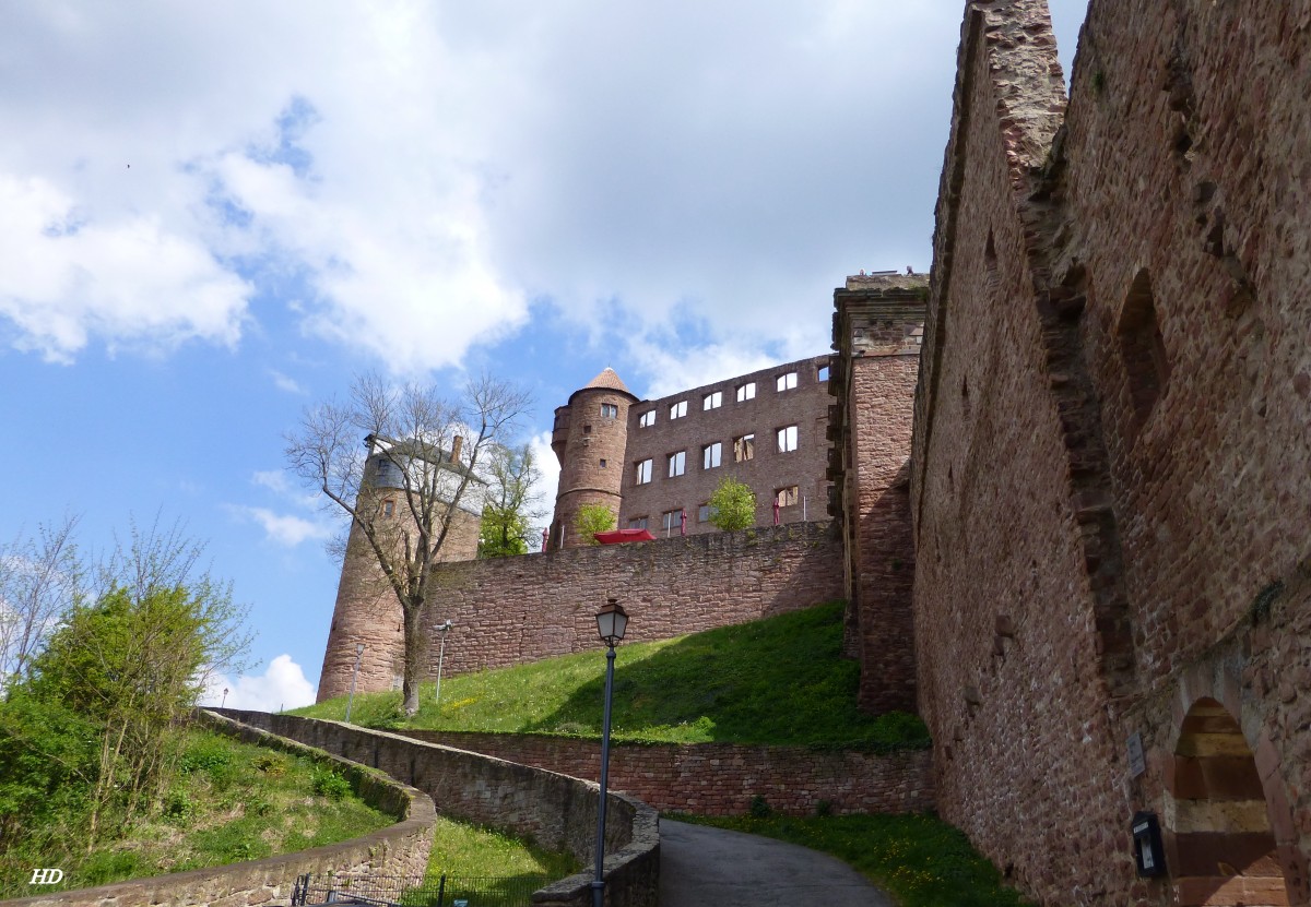 Die Schlossgasse fhrt hinauf zur Burgruine Wertheim, der grten und schnsten Burgruine Deutschlands aus dem 12. Jahrhundert. Aufgenommen im April 2014.