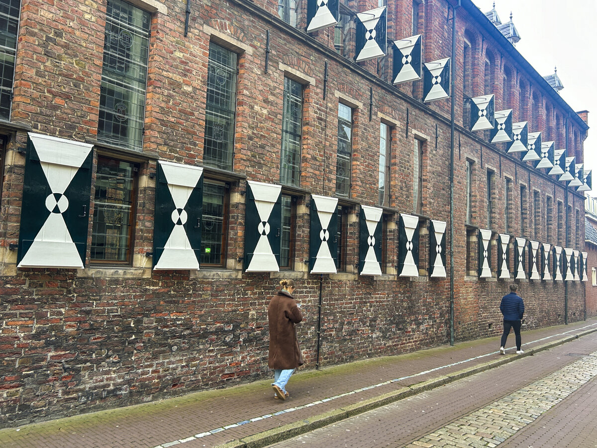 Die Singelstraat im Stadtzentrum von Groningen. An der Westseite der Singelstraat befindet sich das 1602 eingeweihte Provinzialhaus. Aufnahme: 29. Dezember 2023.