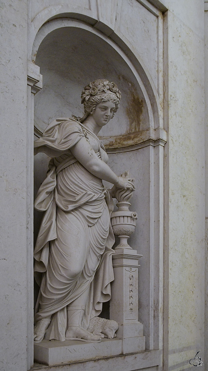 Die Skulptur  Innocencia  im Innenhof des Nationalpalastes von Ajuda (Palcio Nacional da Ajuda) in Lissabon.