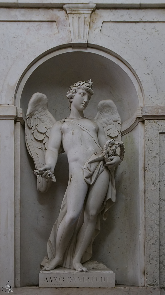 Die Skulptur  Liebe zur Tugend  (Amor Da Virtude) im Innenhof des Nationalpalastes von Ajuda (Palcio Nacional da Ajuda) in Lissabon. (Januar 2017)