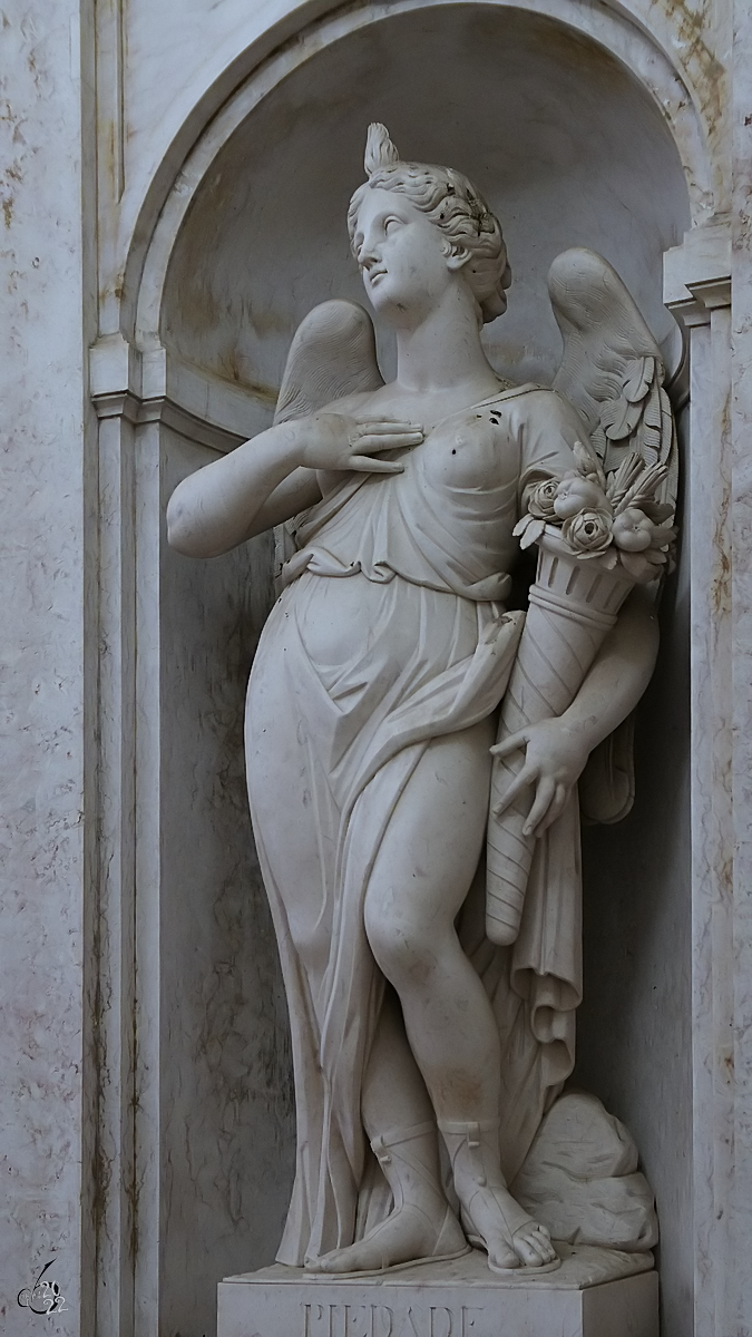 Die Skulptur  Mitleid  (Piedade) im Innenhof des Nationalpalastes von Ajuda (Palcio Nacional da Ajuda) in Lissabon. (Januar 2017)