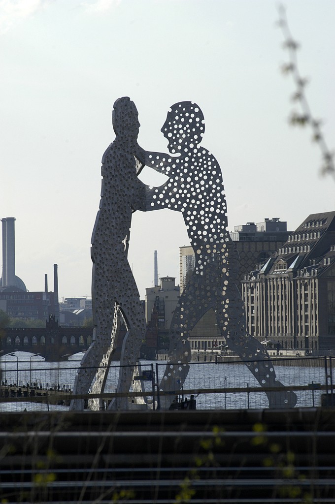 Die Skulptur Molecule Man steht in der Spree zwischen Elsenbrcke und Oberbaumbrcke nahe dem Schnittpunkt der drei Ortsteile Kreuzberg, Alt-Treptow und Friedrichshain. Der Molecule Man ist ein Berliner Monumentalkunstwerk, das im Mai 1999 von dem amerikanischen Bildhauer Jonathan Borofsky geschaffen wurde. Aufnahme: 1. Mai 2008.