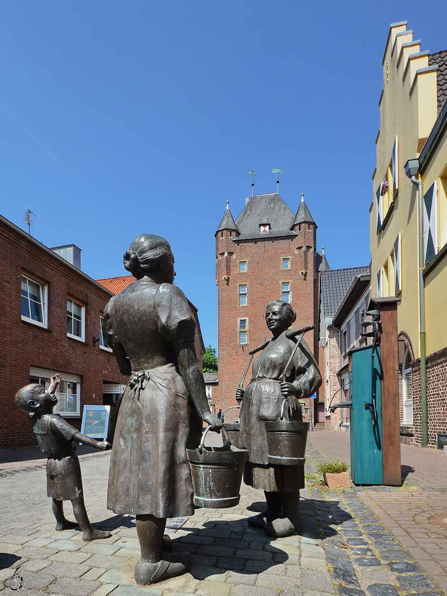 Die Skulpturengruppe  Frauen an der Wasserpumpe  in der Altstadt von Xanten. (Mai 2011)