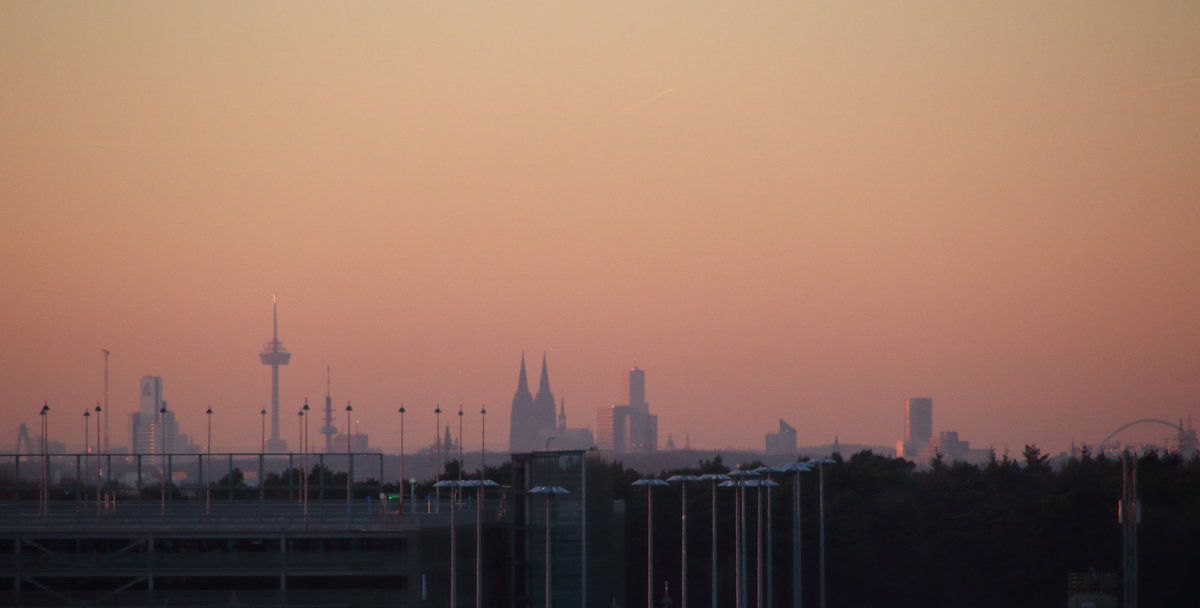 Die Skyline von Kln beim Sonnenuntergang, in der Mitte, kaum zu verfehlen der Dom, links daneben der Colonius. Fotografiert vom Kln/Bonner Flughafen.

Flughafen Kln/Bonn, 21. Januar 2017