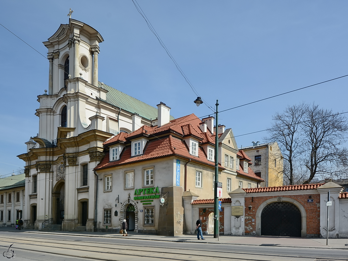 Die sptbarocke Fassade der Kirche der Heiligen Dreifaltigkeit in Krakau. (April 2014)