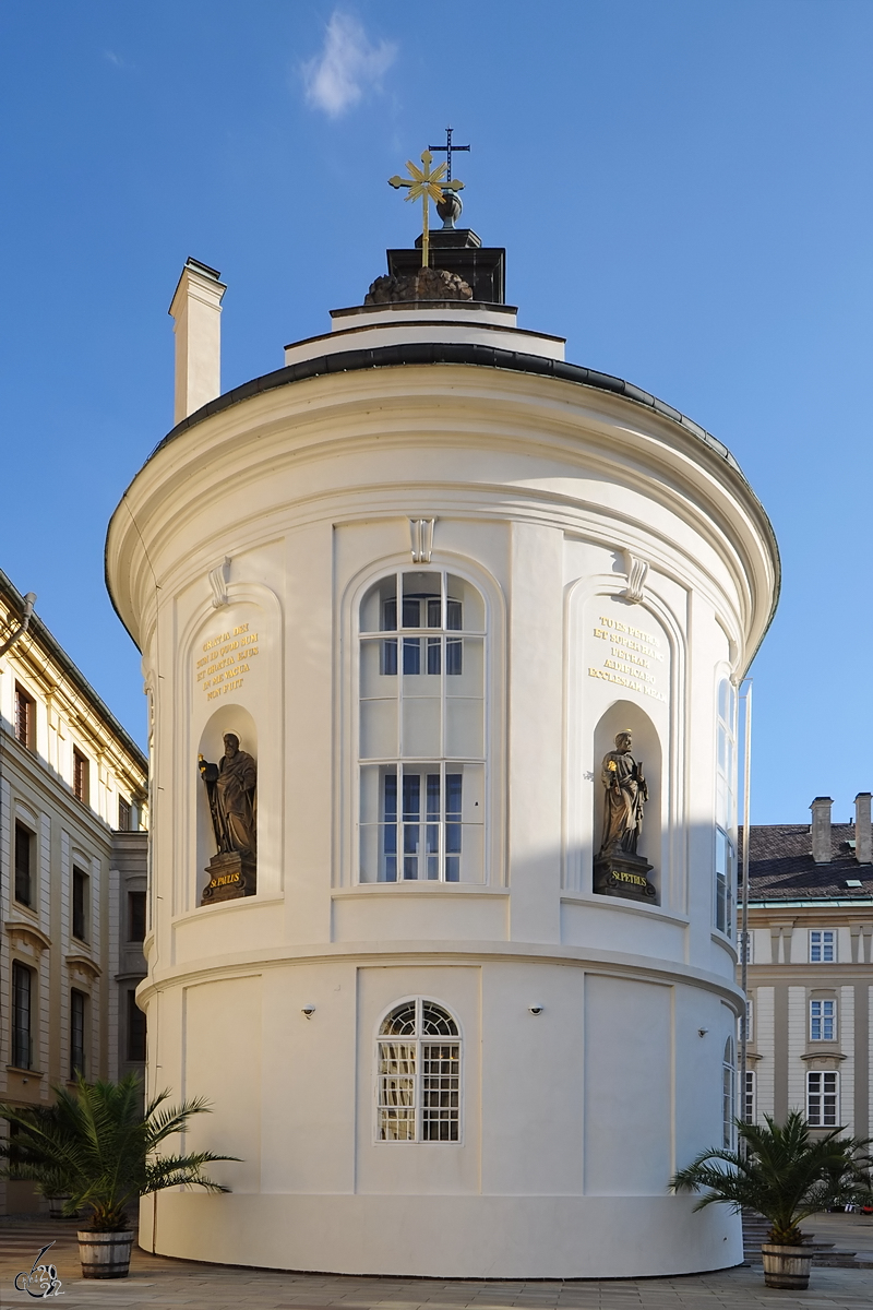 Die sptbarocke Kapelle des Heiligen Kreuzes  im Zweiten Hof der Prager Burg wurde von 1756 bis 1764 erbaut. (September 2012)