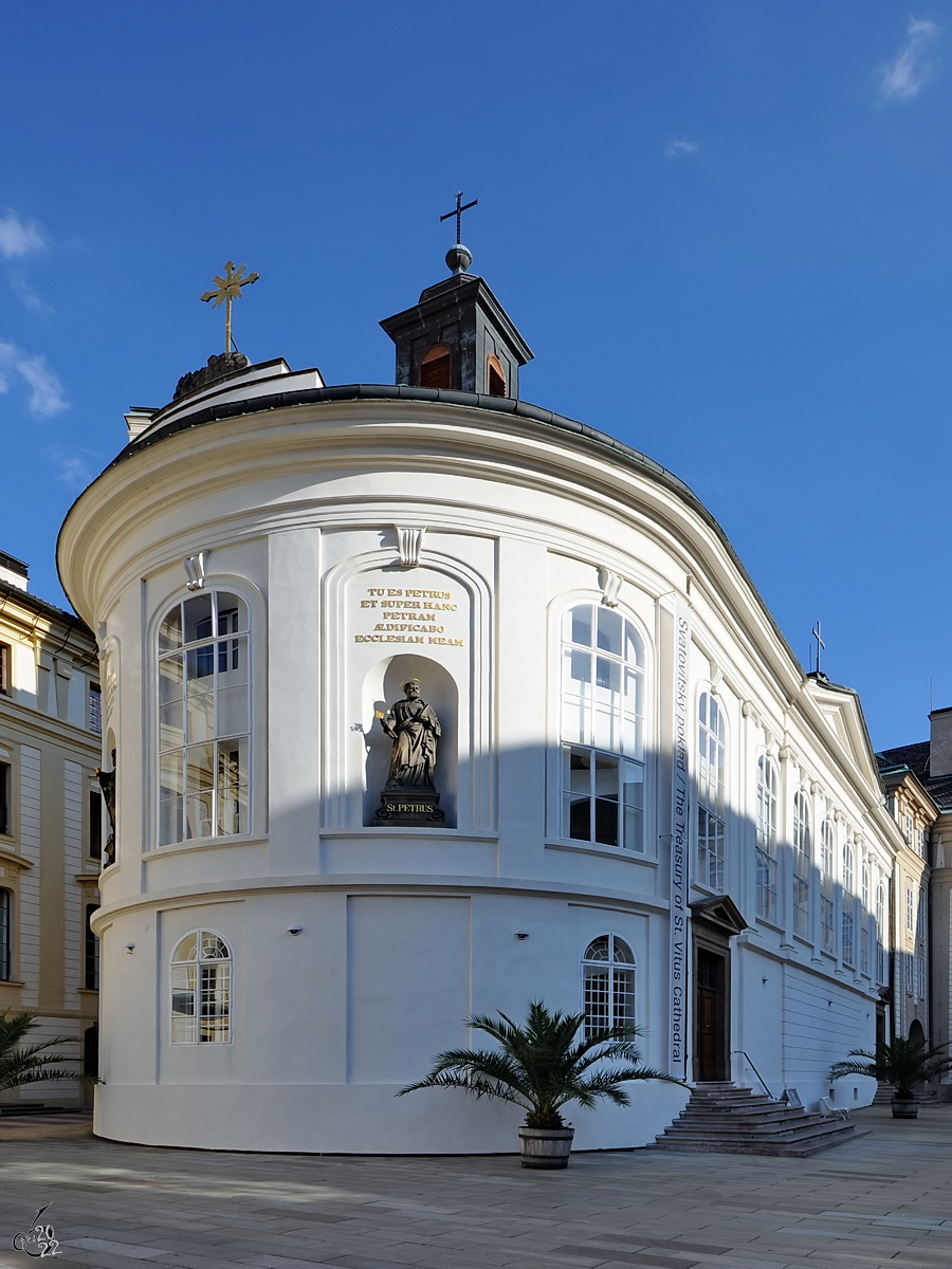 Die sptbarocke Kapelle des Heiligen Kreuzes im Zweiten Hof der Prager Burg wurde von 1756 bis 1764 erbaut. (September 2012)