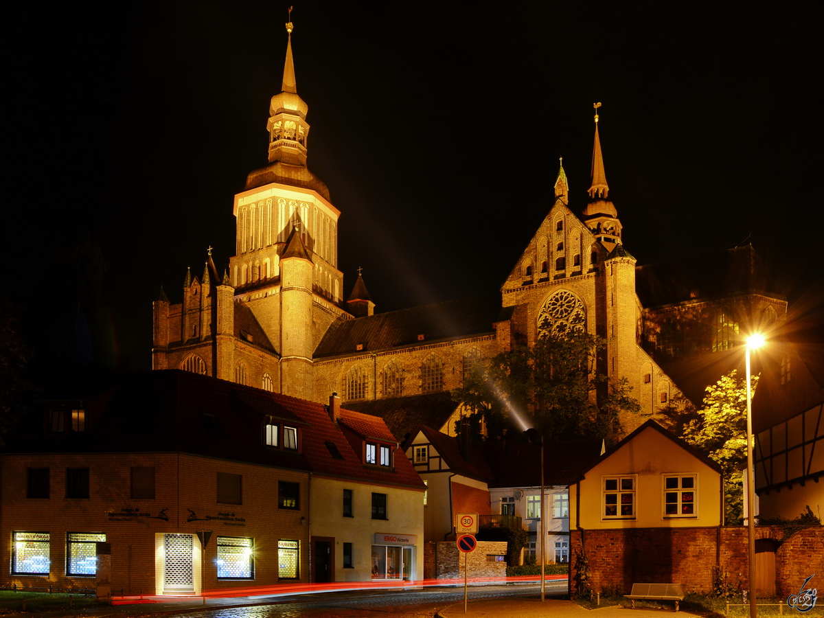 Die St.-Marien-Kirche berragt die Gebude am Altstadtrand in Stralsund. (August 2014)