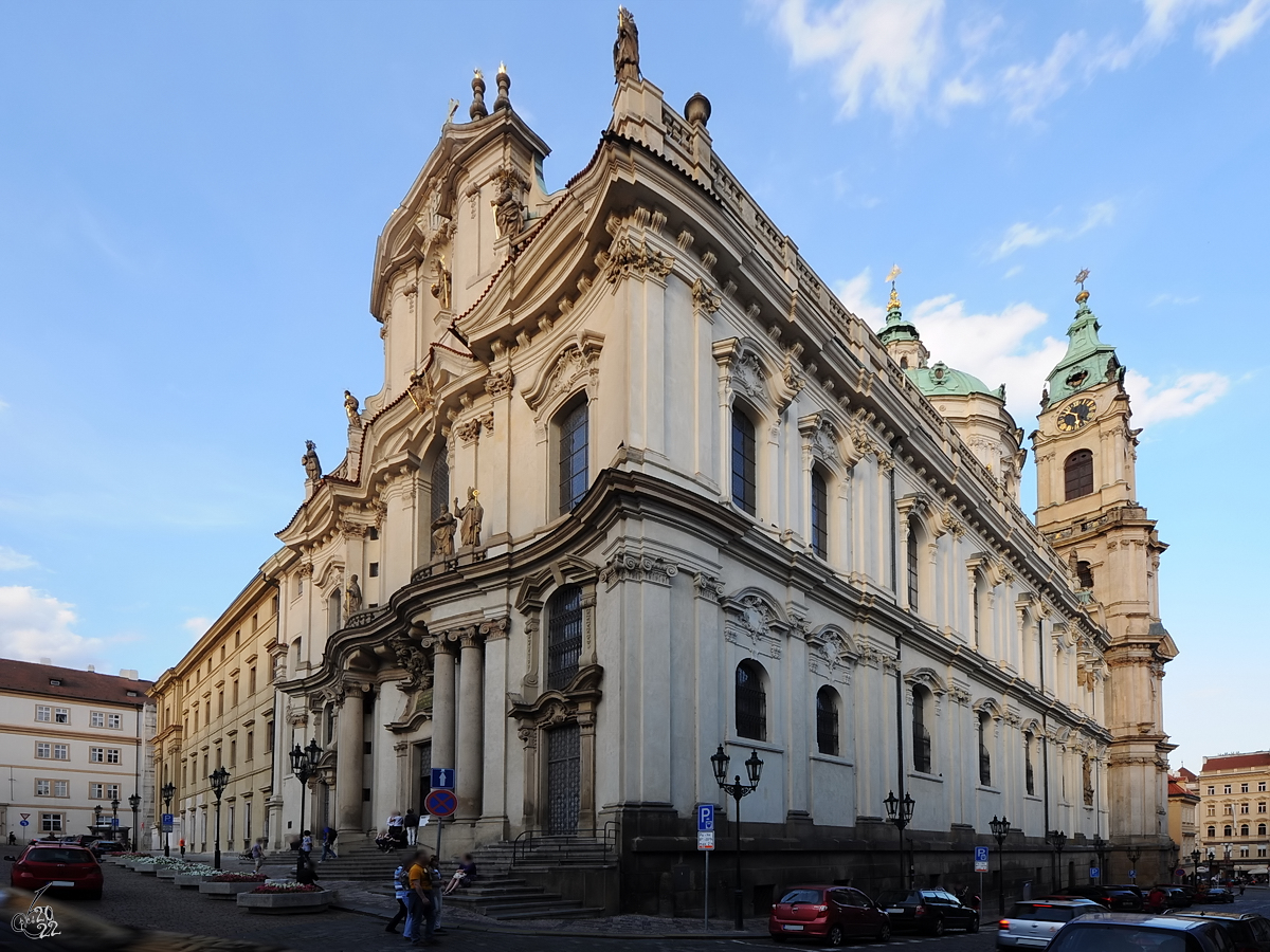 Die St.-Nikolaus-Kirche wurde von 1703 bis 1755 erbaut und zhlt zu den bedeutendsten barocken Kirchenbauten Europas. (Prag, September 2012)