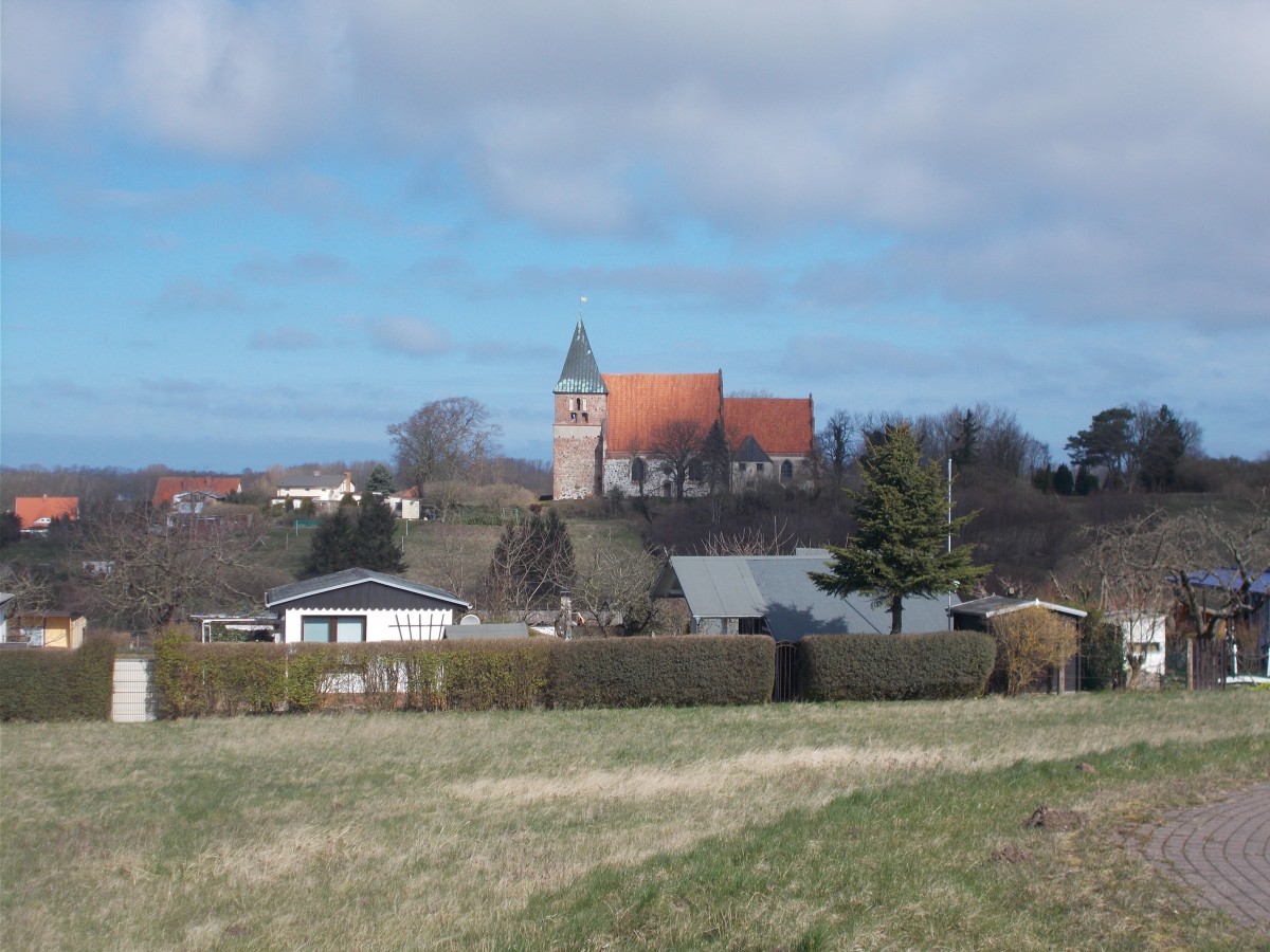 Die St.-Pauli-Kirche in Bobbin,am 03.April 2015,berragt den Ort.