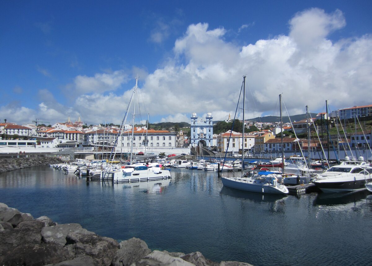 Die Stadt Angra do Heroismo auf der Azoren-Insel Terceira. Die historische Altstadt wurde 1983 von der UNESCO zum Weltkulturerbe erklrt. Aufnahme vom 31.07.2023.