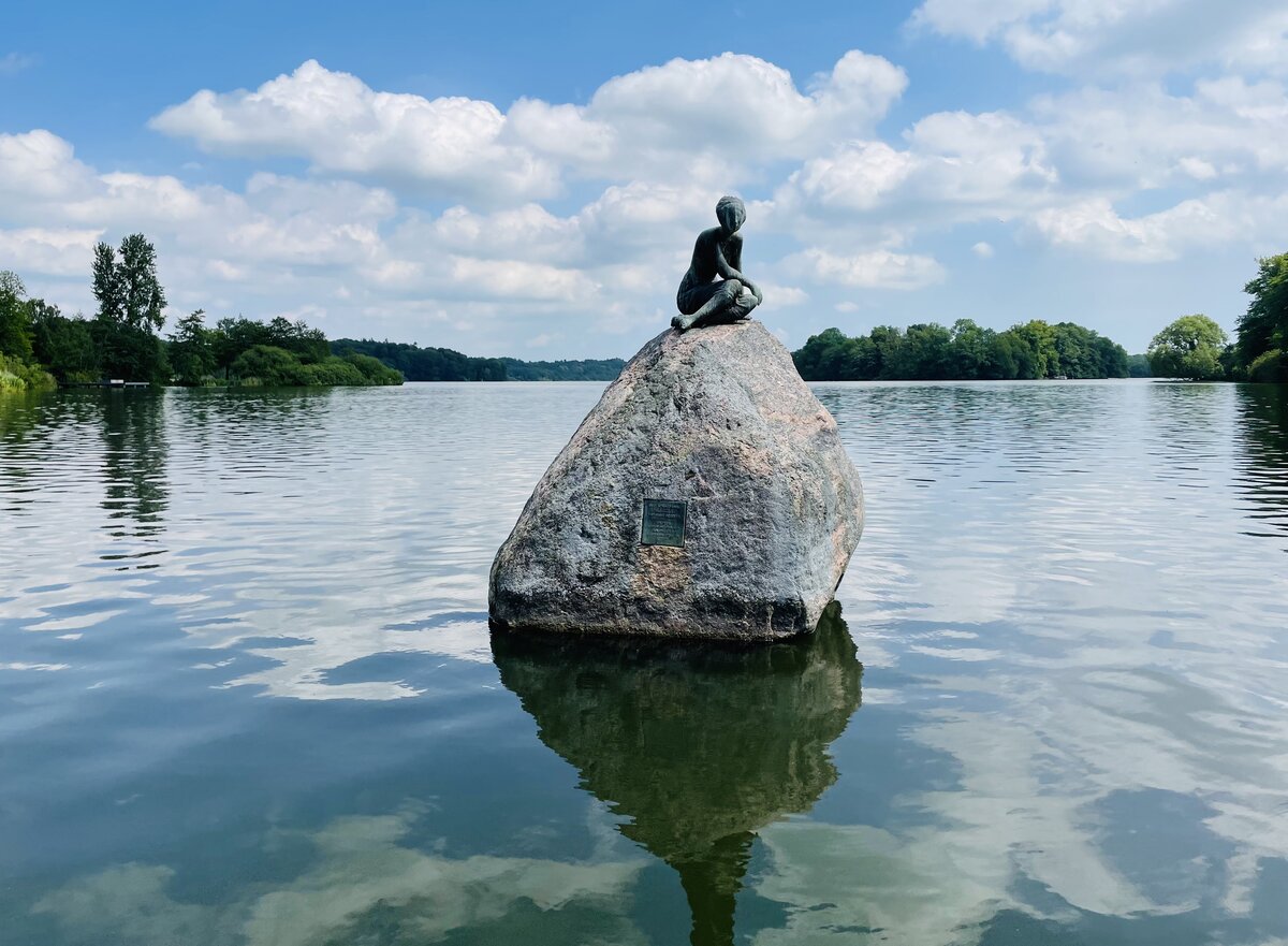 Die Statue Die Schauende vom Bildhauer Karl-Heinz Gttke am Grossen Eutiner See in Ostholstein. Aufnahme: 8. Juni 2022.
