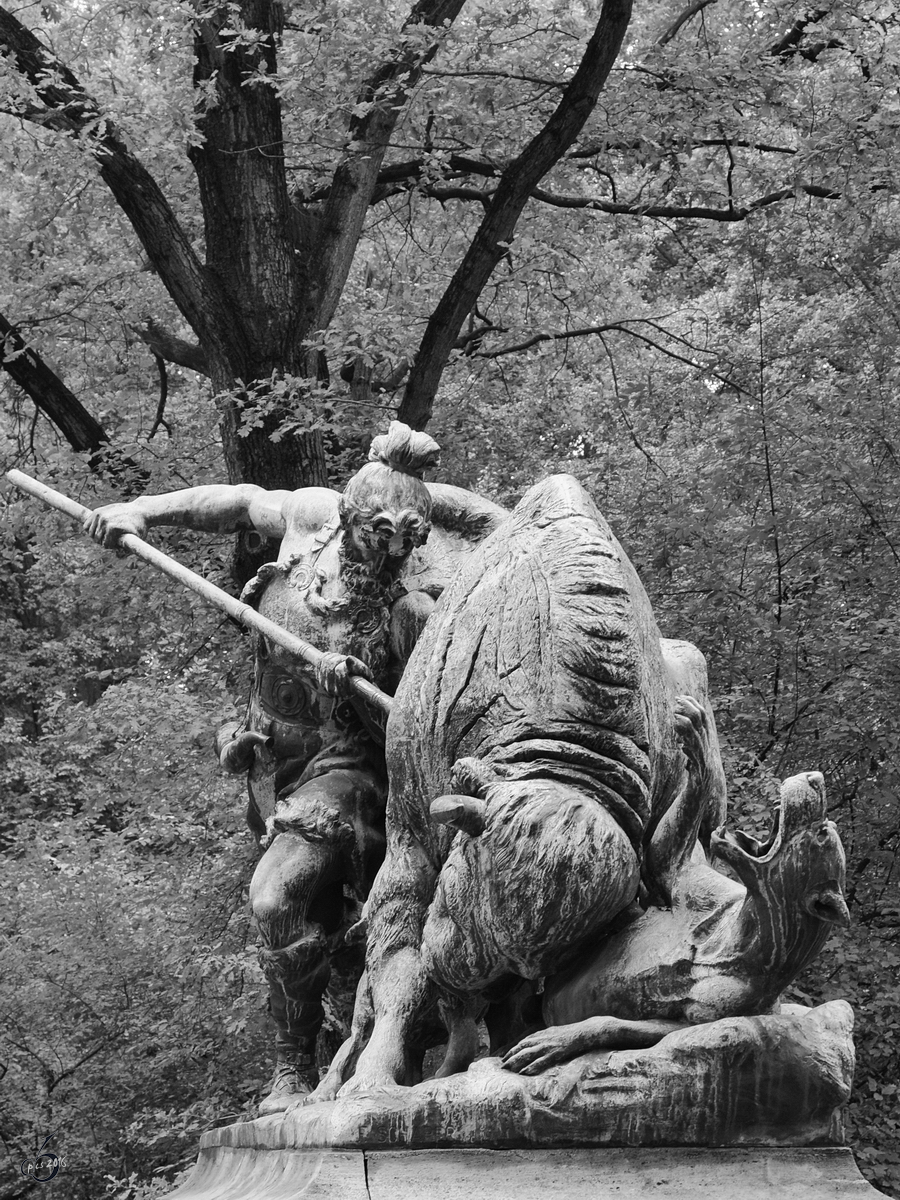 Die Statue  Altgermanische Wisentjagd  von Fritz Schaper ist in Berlin-Tiergarten zu finden. (Oktober 2013)