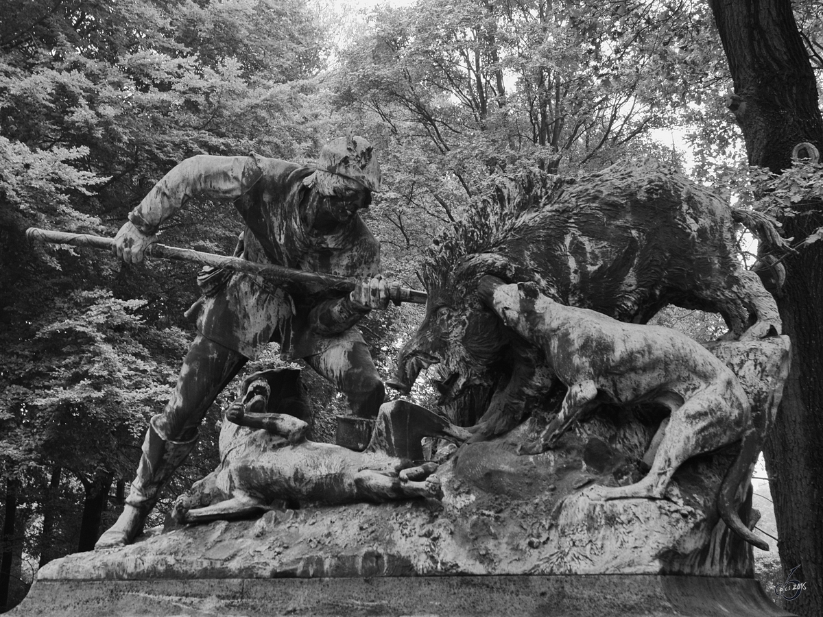 Die Statue  Eberjagd um 1500  von Carl Begas ist in Berlin-Tiergarten zu finden. (Oktober 2013)
