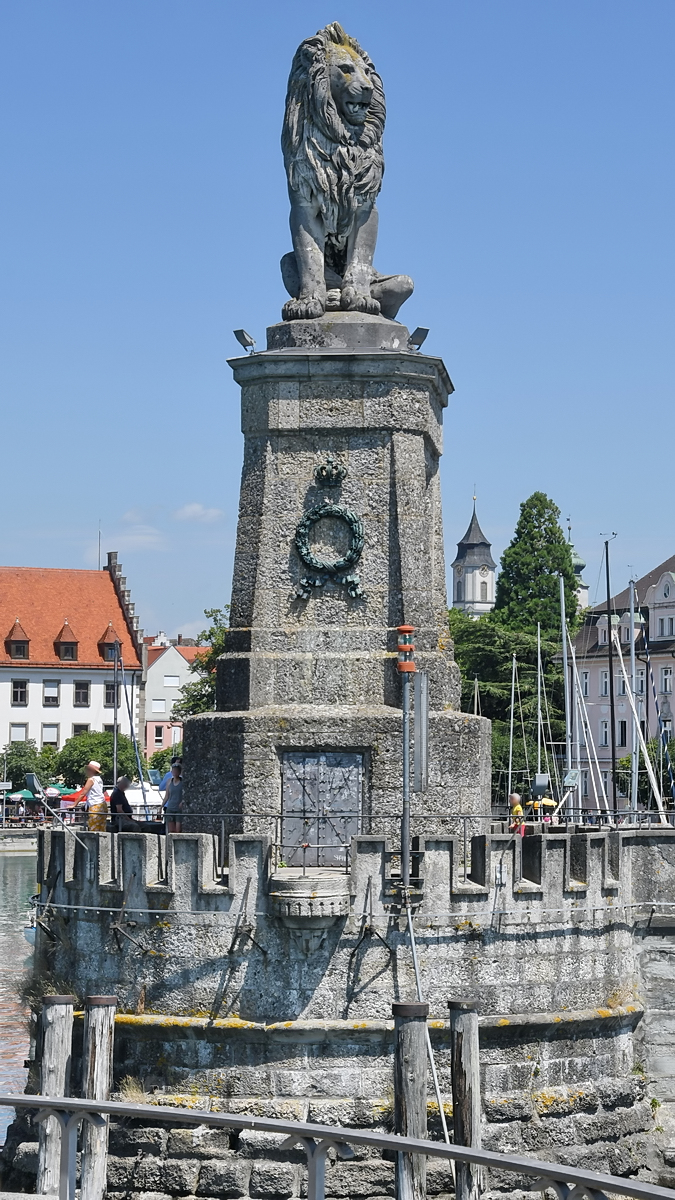 Die Statue mit dem Bayerischen Lwen in der Hafeneinfahrt von Lindau. (Juli 2017)
