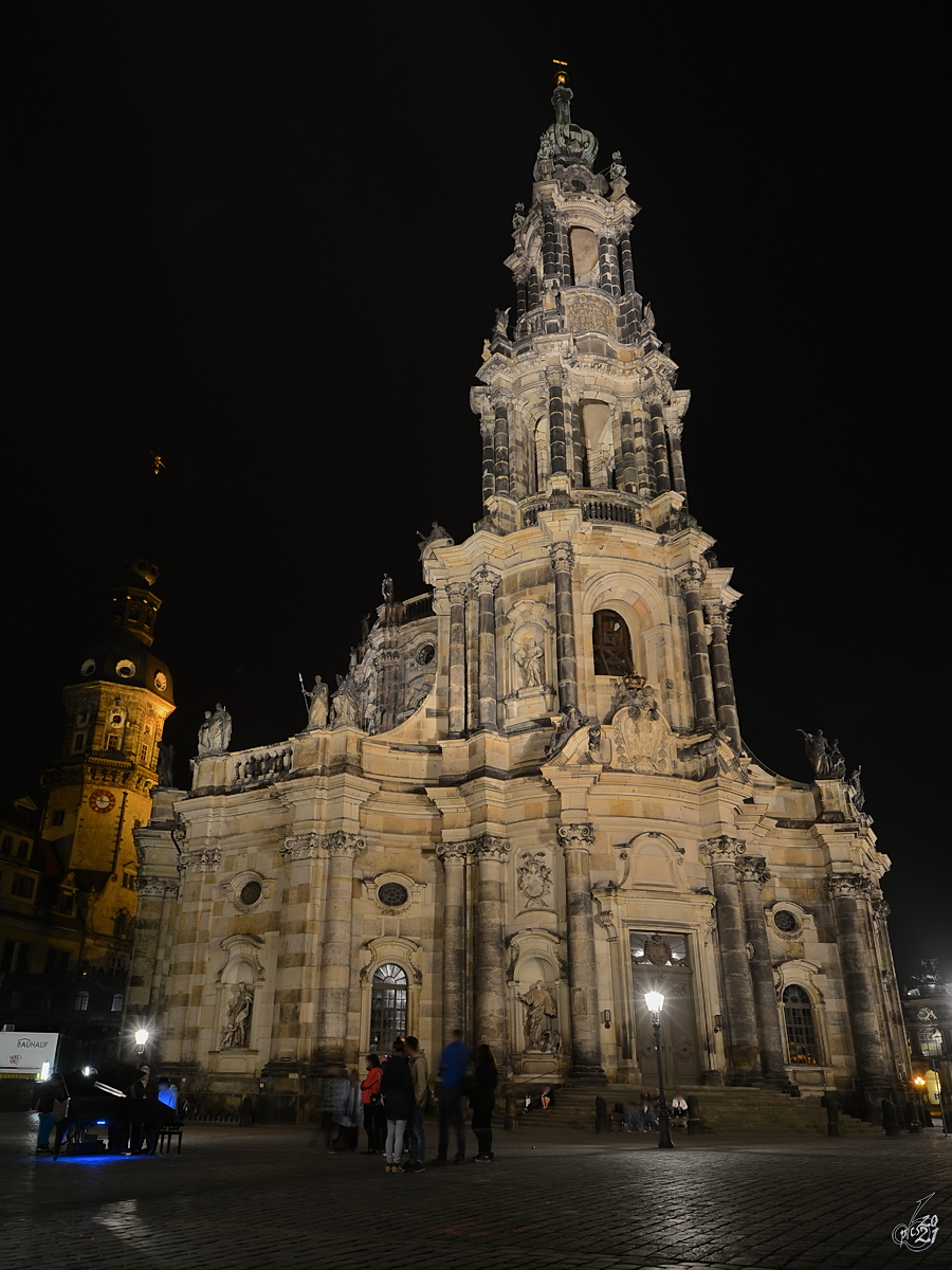 Die im Stil des Barocks errichtete Hofkirche in Dresden entstand im Zeitraum von 1739 bis 1755. (April 2014)