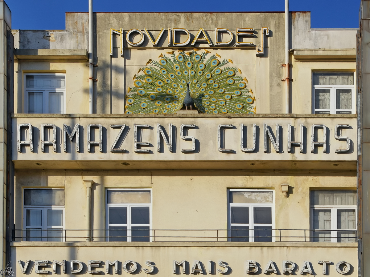 Die im Stile des Art dco gehaltene Fassade des Kaufhauses Armazns Cunhas in Porto. (Januar 2017)