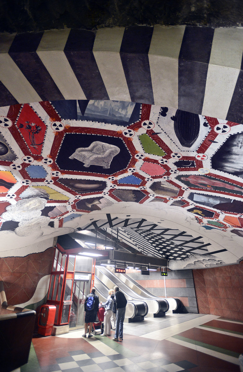 Die Stockholmer U-Bahn ist eine gigantische Kunstgalerie. Mehr als 90 der 110 Stationen sind mit Kunstwerken von ca. 150 verschiedenen Knstlern ausgeschmckt. Das Bild ist vom U-Bahnhof Kungstrdgrden.
Aufnahme: 28. Juli 2017.