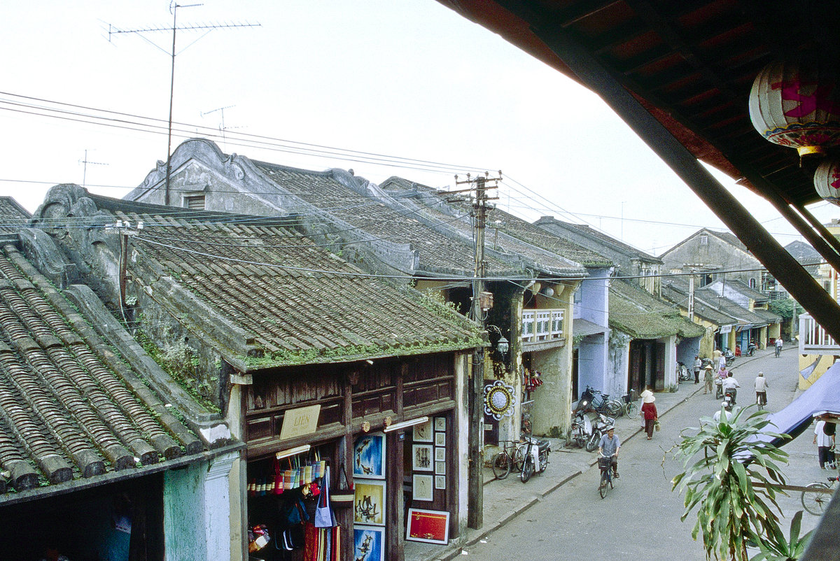 Die Strae Trn Ph in der Altstadt von Hi An. Bild vom Dia. Aufnahme: Januar 2001.