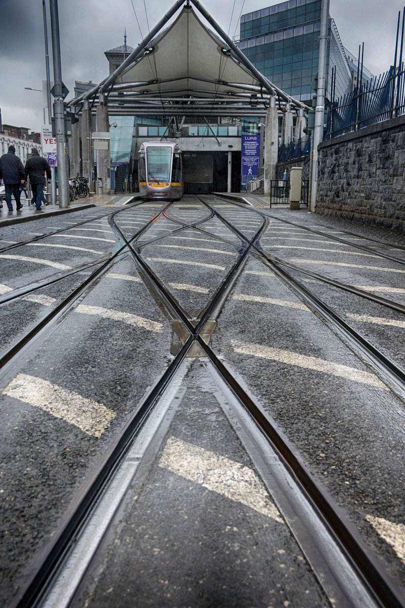 Die Straenbahn in Amiens Street vor Connolly Station in Dublin. Aufnahme: 9. Mai 2018.