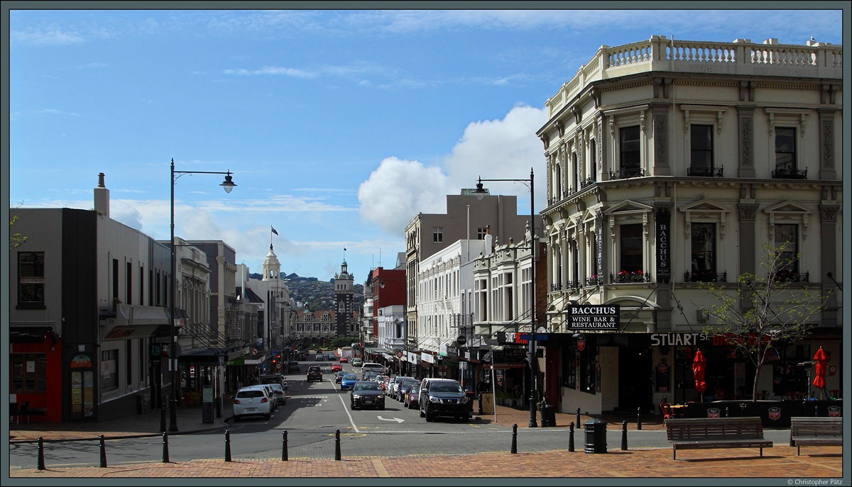 Die Stuart Street verbindet das Oktagon und den Bahnhof von Dunedin, der im Hintergrund mit seinem markanten Uhrenturm zu erkennen ist. (Dunedin, 27.10.2016)